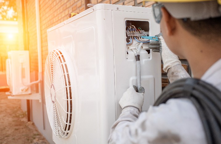 Person installiert Klimaanlage